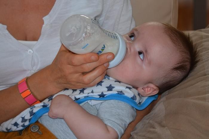 800px-Baby_drinks_milk.jpg