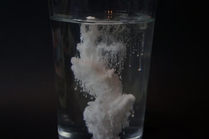 Titanium_dioxide_powder_dispersing_in_water.JPG