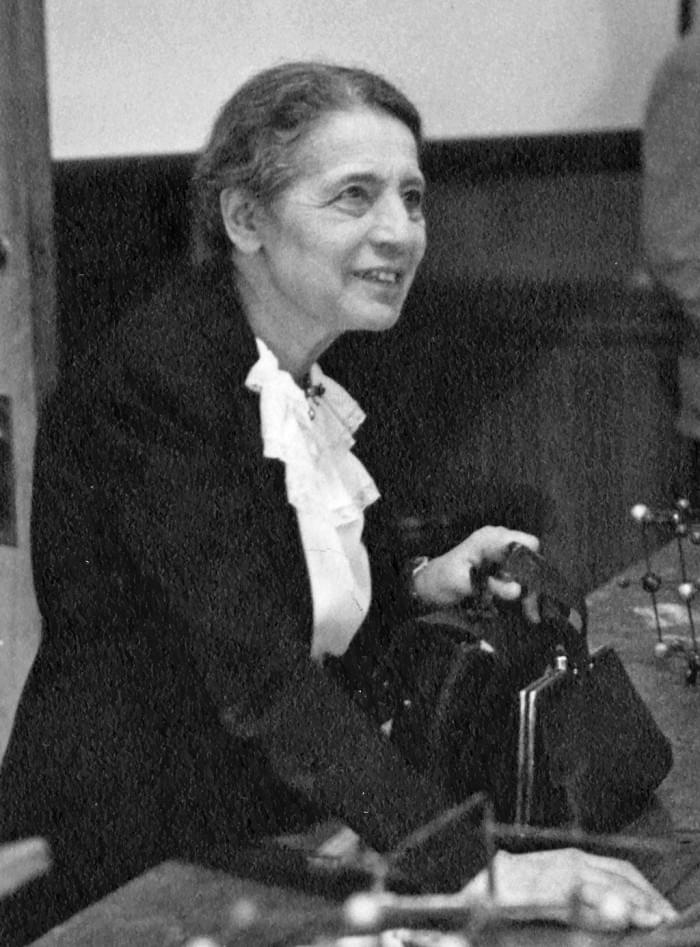 1024px-Lise_Meitner_(1878-1968),_lecturing_at_Catholic_University,_Washington,_D.C.,_1946.jpg