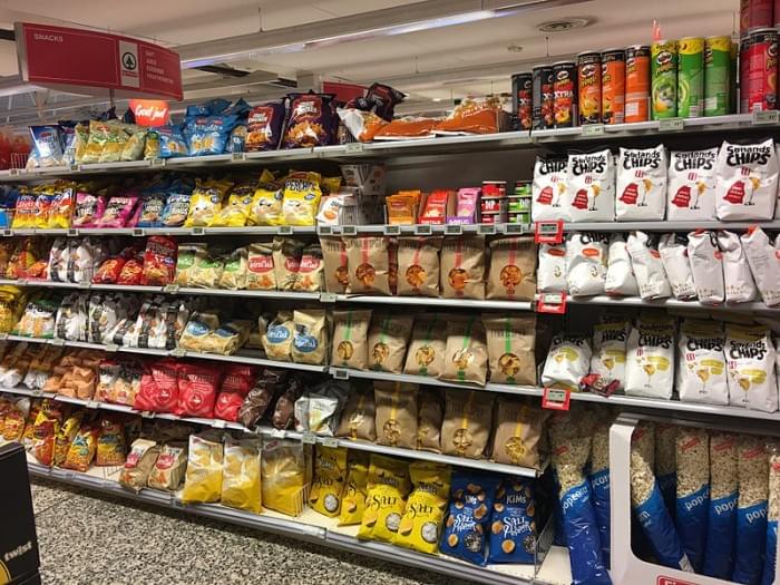 800px-Aisle_for_snack_food_(chips,_pop_corn,_etc.)_in_Spar_Supermarket_in_Tjøme,_Norway_2017-12-05_01.jpg