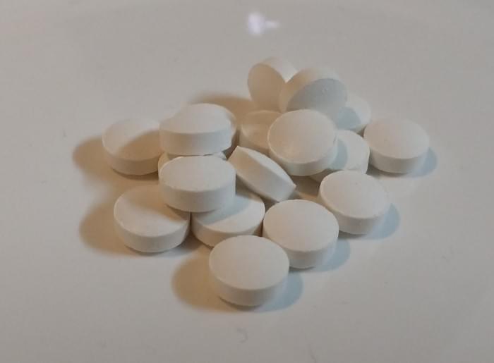 1600px-Vitamin_D_pills.jpg