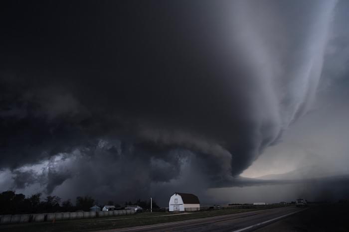 1600px-Supercell-thunderstorm-in-Kansas.jpg