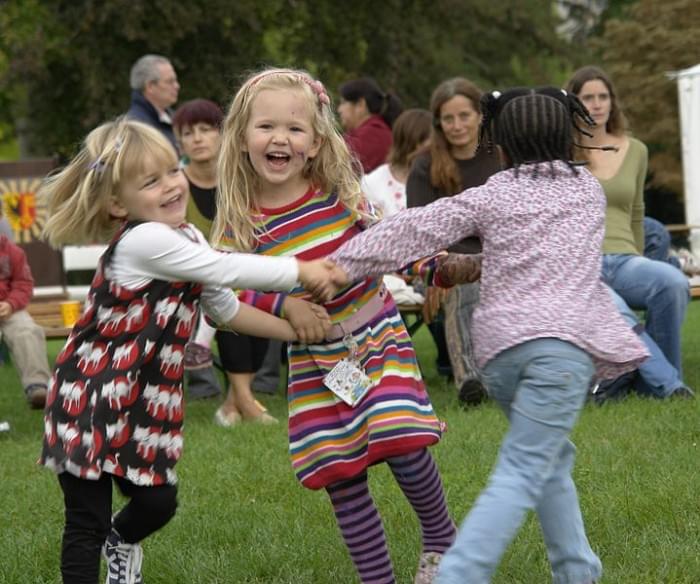 719px-Children_dancing,_Geneva.jpg