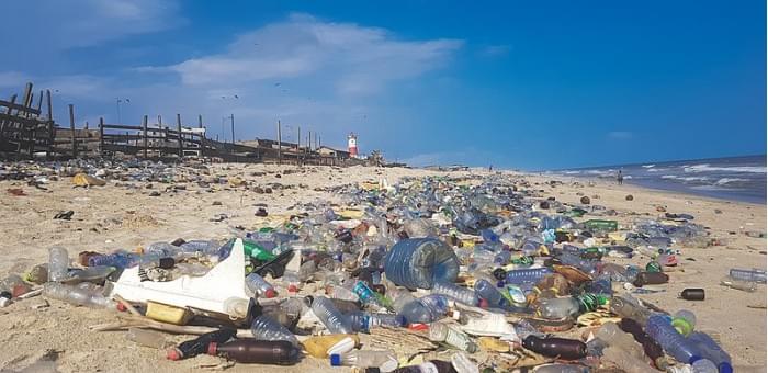 800px-Plastic_Pollution_in_Ghana.jpg