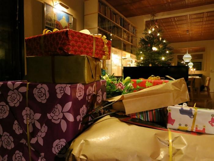 800px-Christmas_presents_and_a_tree.jpg
