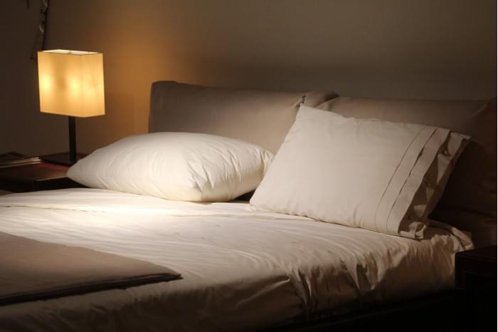 Double-Bed-Sleep-Bedroom-Pillows-Read-Rest-1215004.jpg