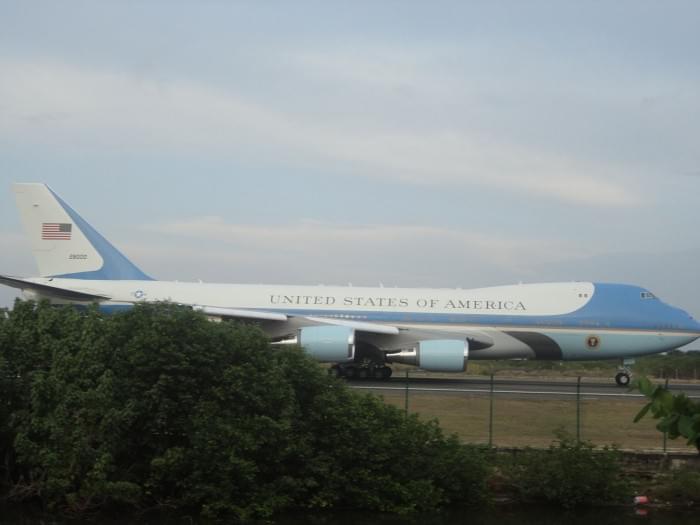 1600px-Air_Force_One_At_Cartagena_Colombia_13-04-12.JPG