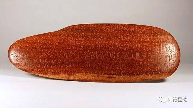 据匈牙利语言学家分析，朗格朗格木板上的文字与公元前2500年的印度河谷文字符号有175个完全吻合。所以，在波利尼西亚人来到复活节岛之前那么长一段时间里，这座岛上的文明又是怎样的呢？来源：imaginaisladepascua.com