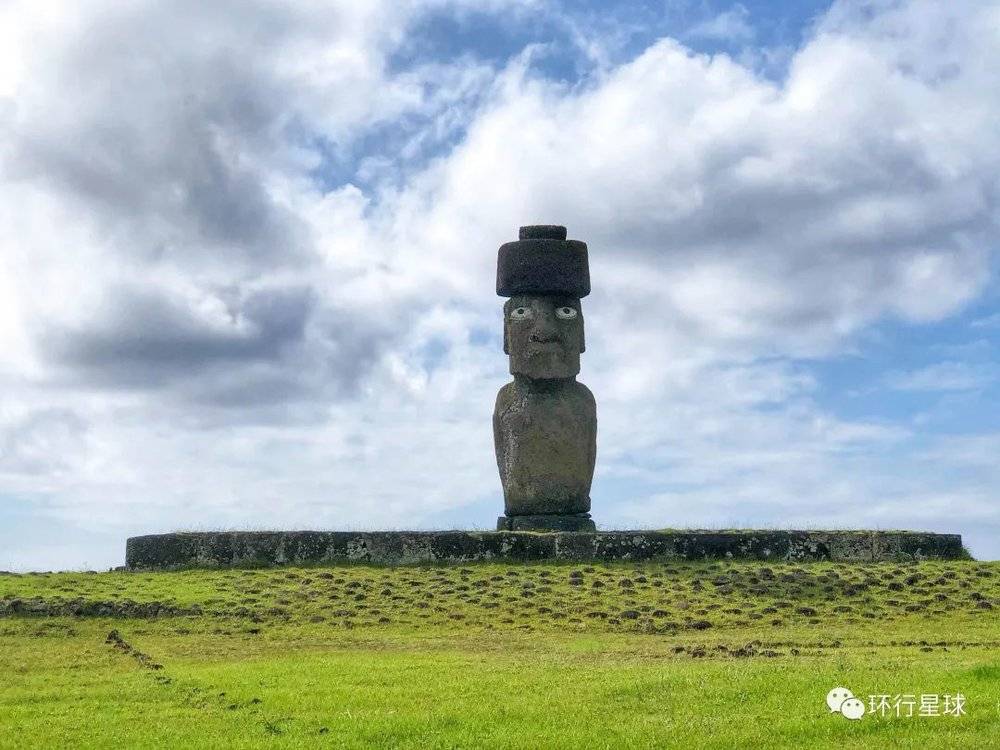 Tahai的特点是单个石像，头顶红帽，也是岛上唯一被涂上眼白和眼珠的石像。刻石点睛，栩栩如生。