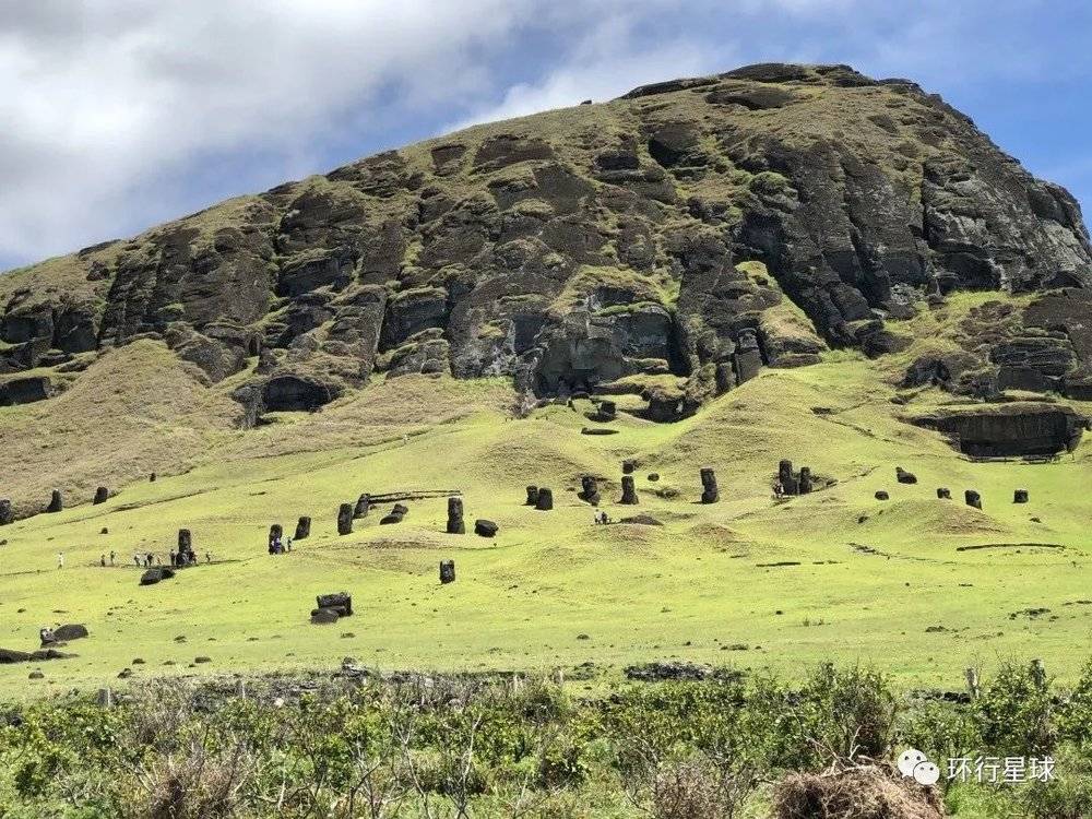 漫山遍野的石像，形态各异，大小不一，据说全岛一半以上的石像在采石场。