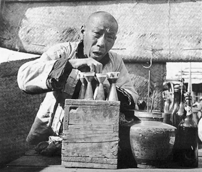 民国时期北京街头卖散酒的摊贩