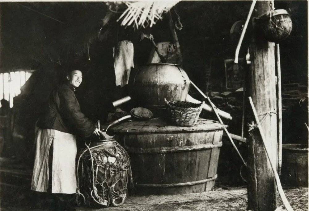 农民正在收割酿酒用高粱（上），大连一处酿酒烧锅（1937 年），图片来自《亚东印画辑》<br>