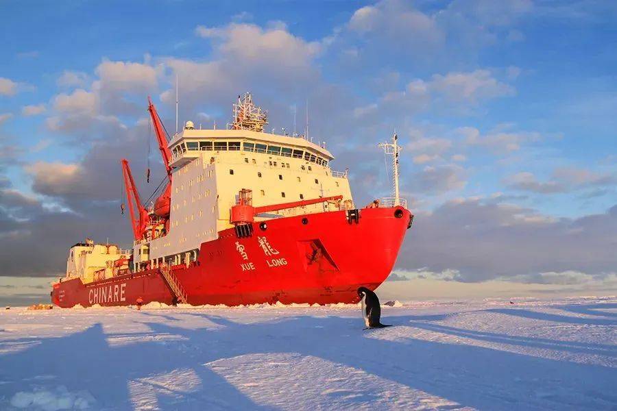 雪龙号破冰船，抵达南极中山站附近的陆缘冰区，停止破冰，等待海冰卸货。<br>