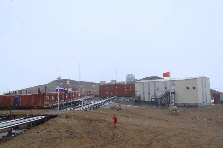 中山站的上广场，由近到远依次是：发电房、旧综合楼、气象观测栋和空间环境观测站。<br>