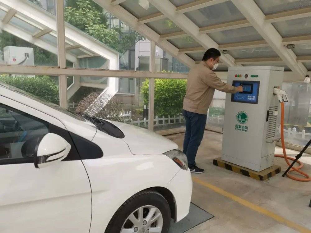新型车网互动充电桩能把电动汽车从交通工具变为“充电宝”向电网进行送电<br>