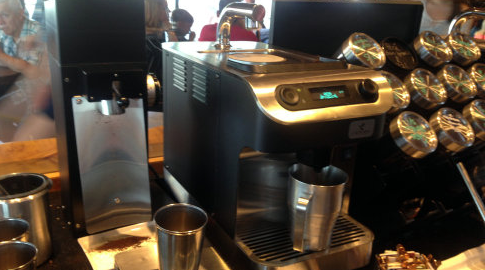 ◎ 星巴克专供的Mastrena全自动咖啡机  资料来源/公司官网<br>