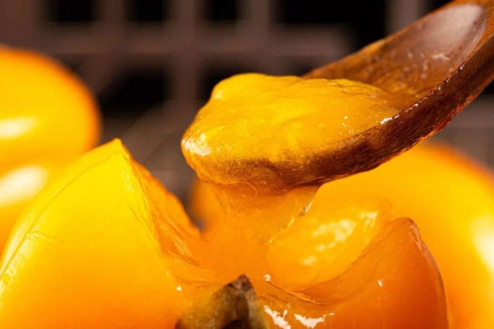 剖开冻柿子，就是“柿子冰沙”，摄影：渡清映像<br>