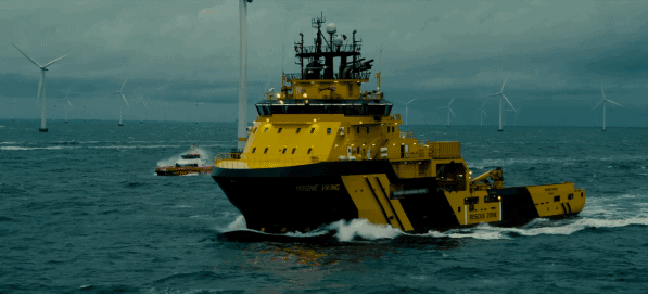 电影《信条》中的海上风力发电机 （图片来源：电影《信条》）