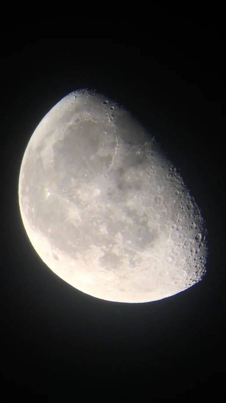 图注：普通望远镜下的月亮，布满了大大小小的陨石坑（本文作者拍摄）。<br>