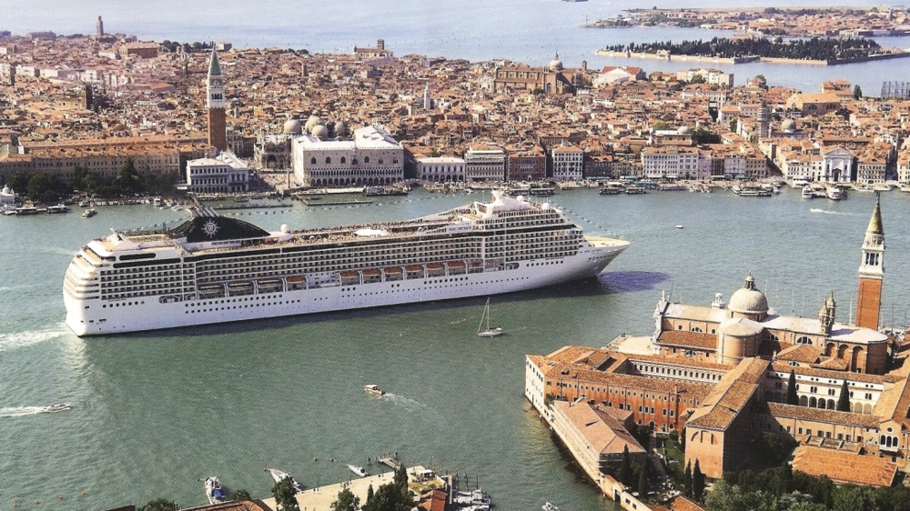 △这座邮轮比威尼斯大多数建筑都要高 ©NPR<br>
