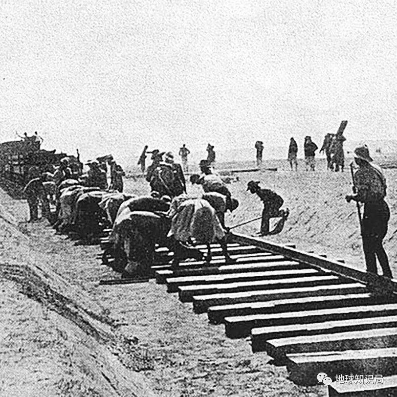 埃及输出劳工也算是个老传统了，第一次世界大战的西奈和巴勒斯坦战线的公铁路建设，以及后勤补给的辛苦活，都是由埃及劳工团负责的（图：Wiki）