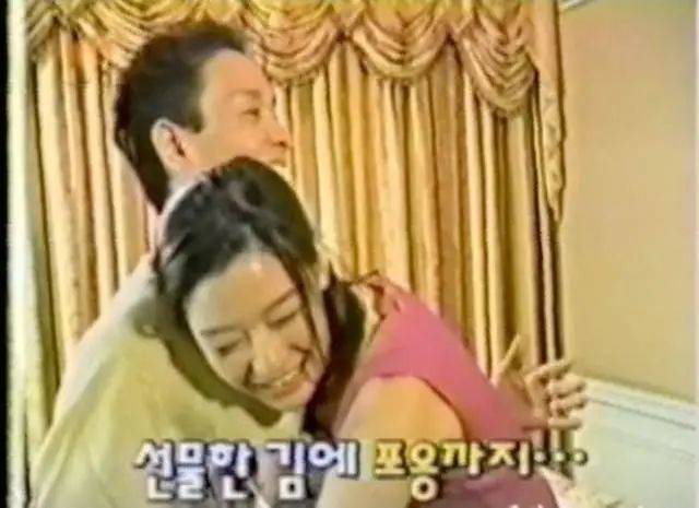 1998年，张国荣去韩国宣传唱片，17岁的全智贤对其进行专访<br>