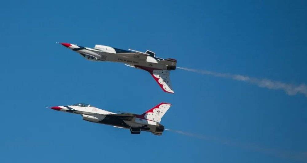 美国空军雷鸟飞行表演队在2012年的 北极雷霆航空展上表演倒飞。图片来源：wikicommons<br>