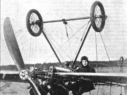 1914年，经常倒着飞的德国飞行员 Gustav Tweer 让飞机倒着着陆。图片来源：flying magazine