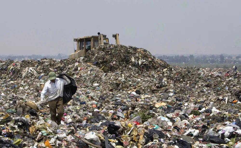  墨西哥城大部分地区的垃圾管理仍然依赖于人工分拣 / AP<br>