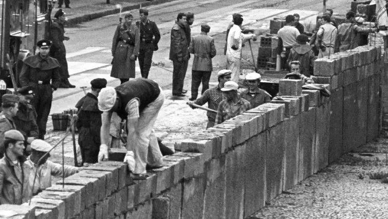 1961年8月13日，东德建起了柏林墙。<br>