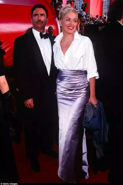 1998 年 莎朗·斯通 GAP白色衬衣搭配 Vera Wang 淡紫色长裙出席奥斯卡颁奖礼