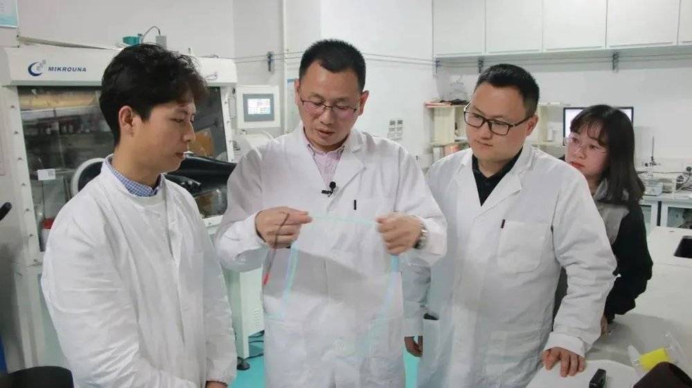 左二为复旦大学高分子科学系主任彭慧胜。图源：复旦大学微信公众号<br>