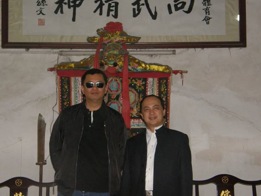 2009年，筹拍《一代宗师》的王家卫（左）来到佛山精武体育会，向梁旭辉（右）请教“江湖规矩”。<br>