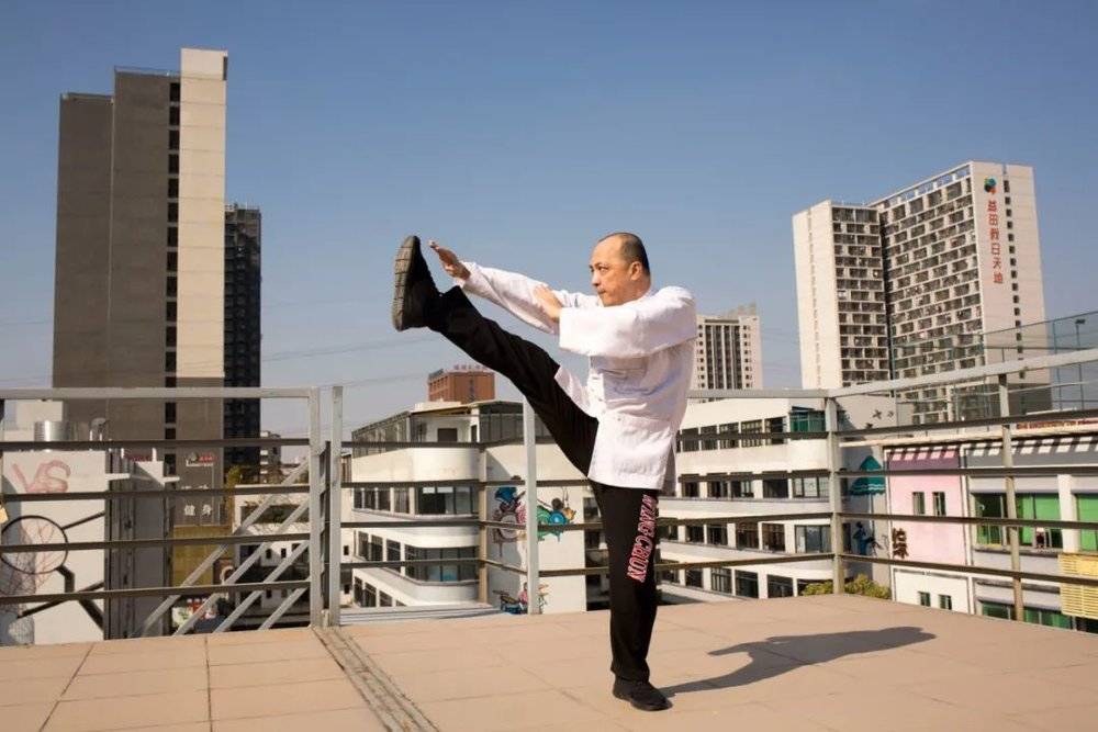 在无忧堂的顶楼天台，梁旭辉开始打起咏春拳。