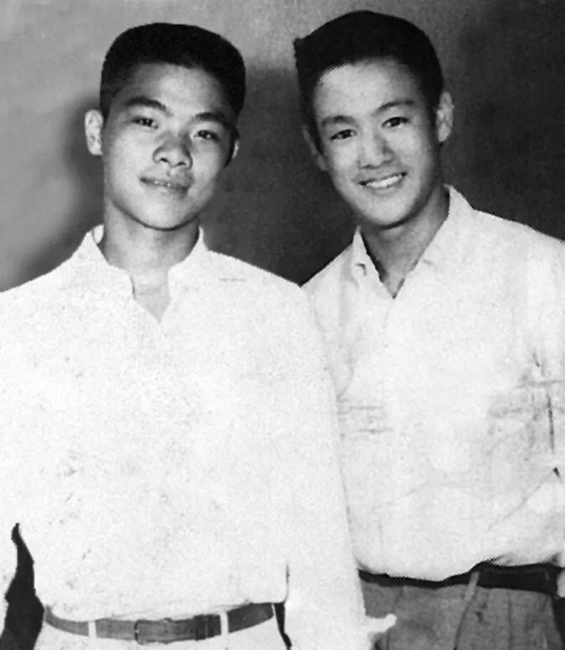 1955年师傅张卓庆（左）与李小龙（右）合影。<br>
