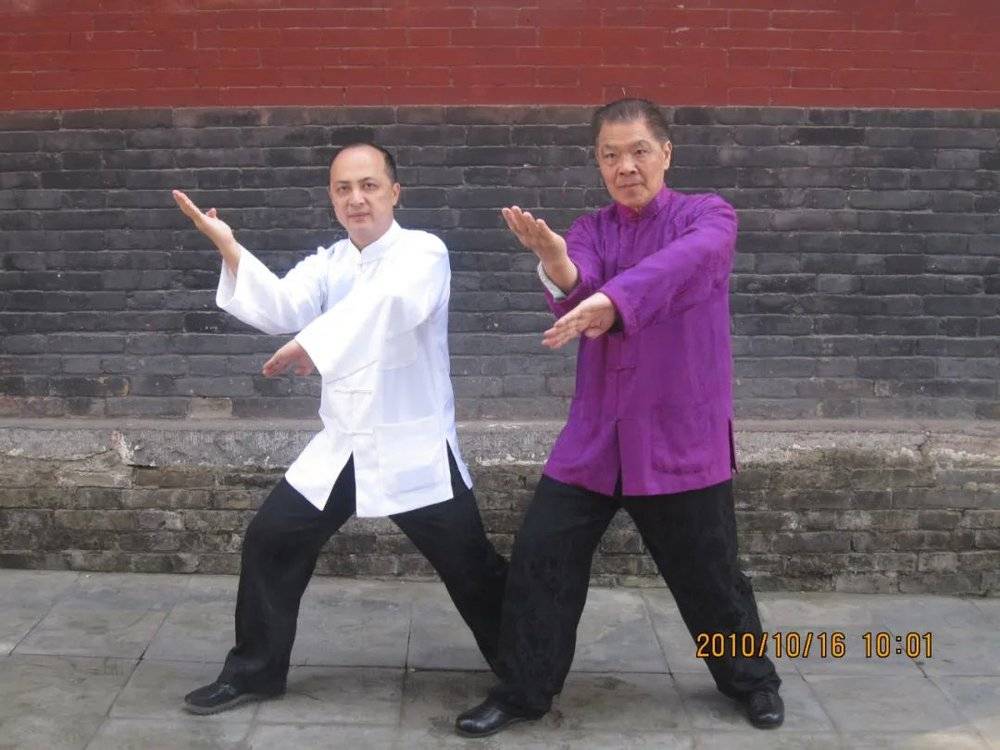 梁旭辉（左）与师傅张卓庆（右）合影。<br>