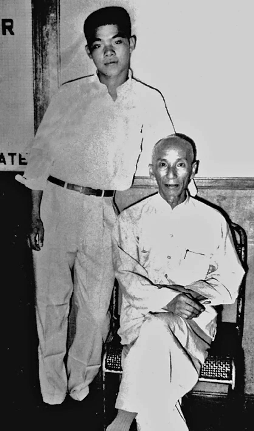 1955年师傅张卓庆（左）与叶问宗师（右）合影。<br>