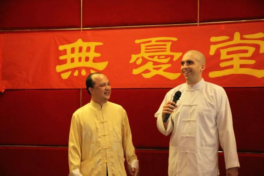 2012年国庆节雷震天在谢师宴上发表拜师感言。