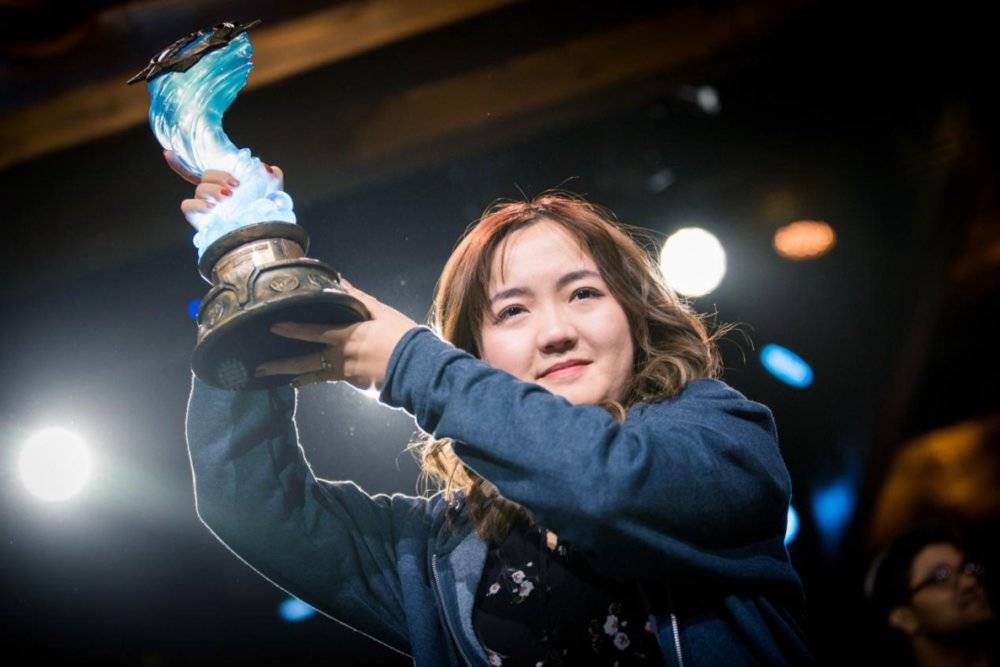 卡牌游戏《炉石传说》首位夺冠女选手Liooon