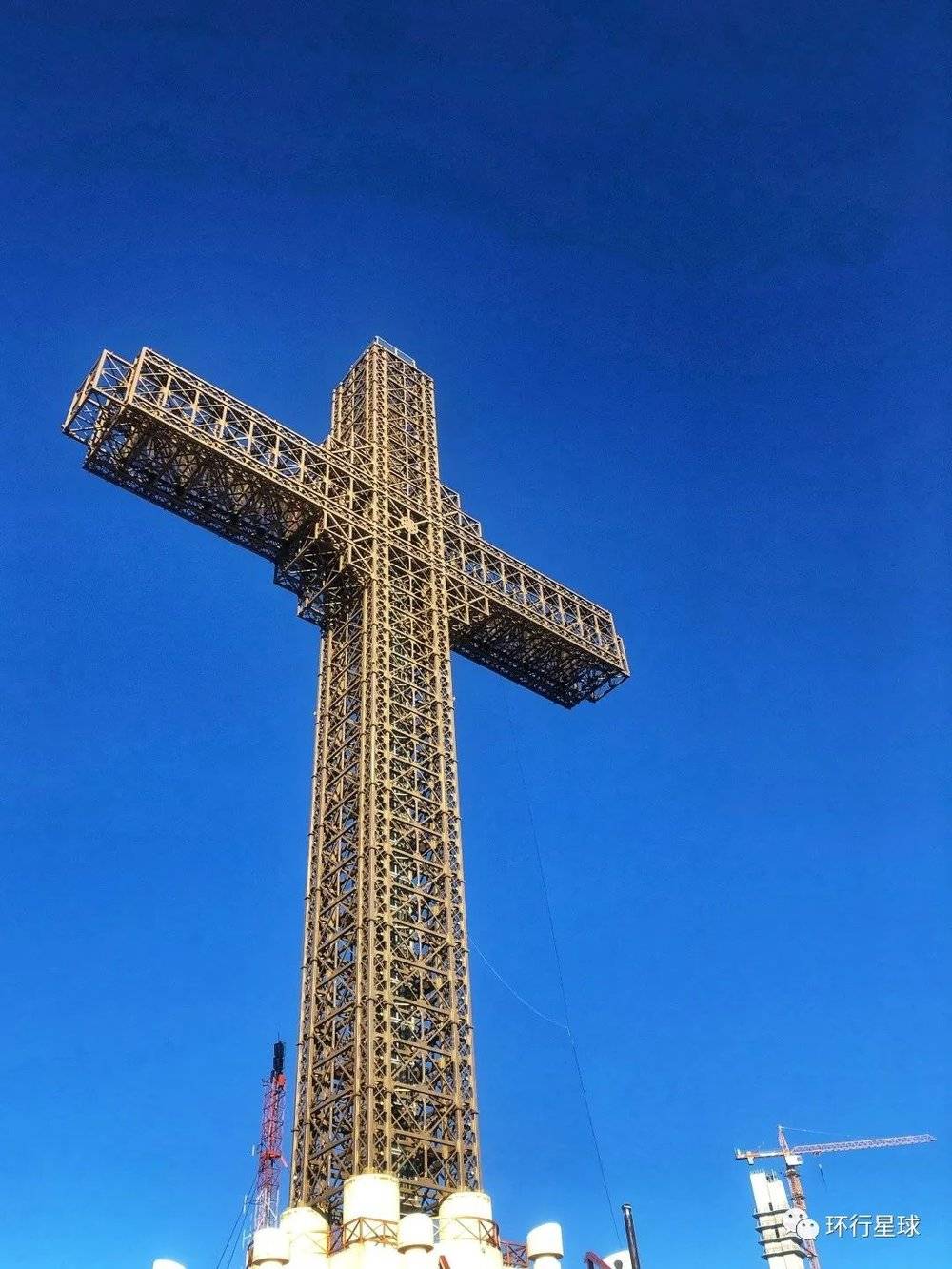 斯科普里兴建的金属十字架，全市最高点，作为新兴旅游项目而闻名