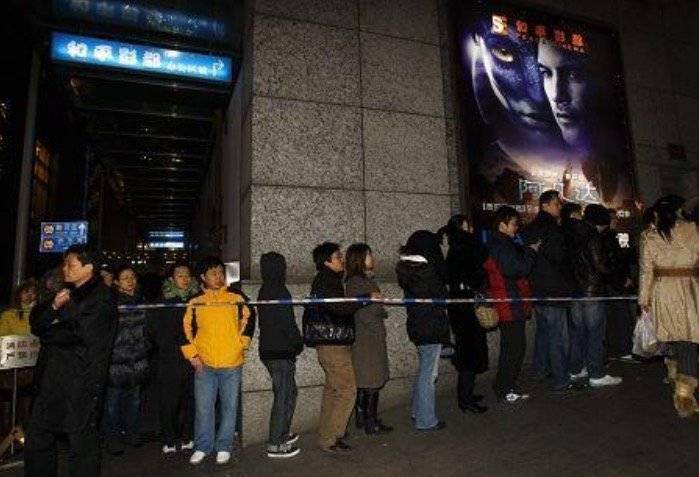 上海“和平影都”排队购票的观众<br>