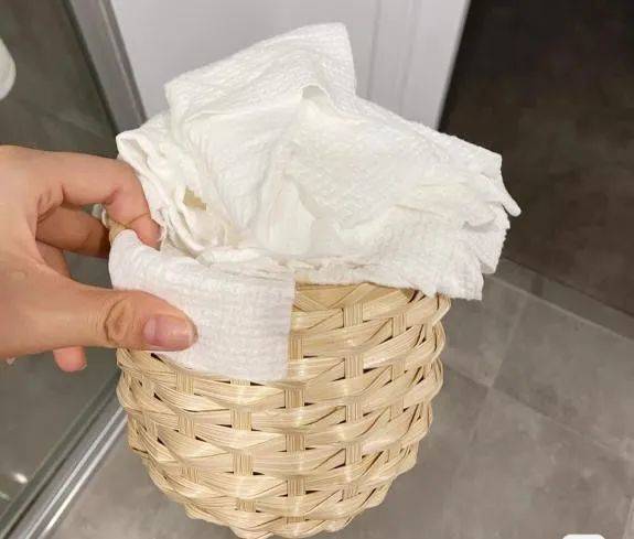 消费者将用过的洗脸巾收集起来以便二次利用。/图源：小红书