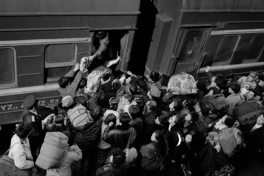 哈尔滨站蜂拥上车的旅客 1994年