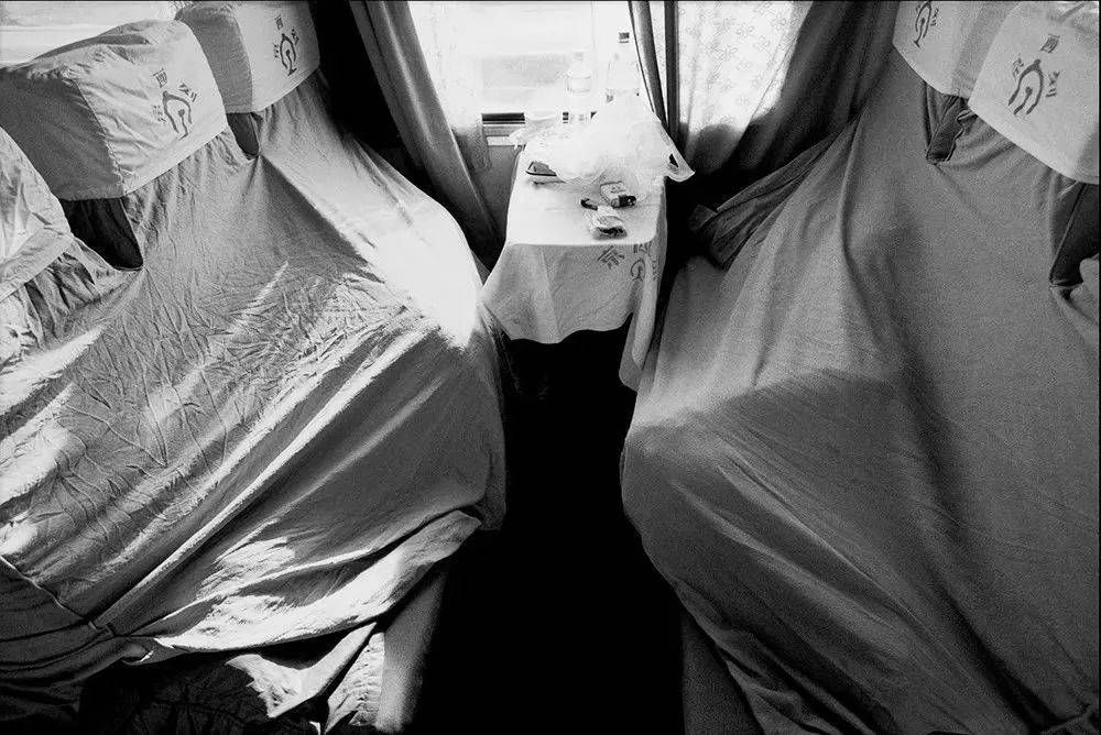 北京-呼和浩特 钻进座椅罩睡觉的乘客 1996年