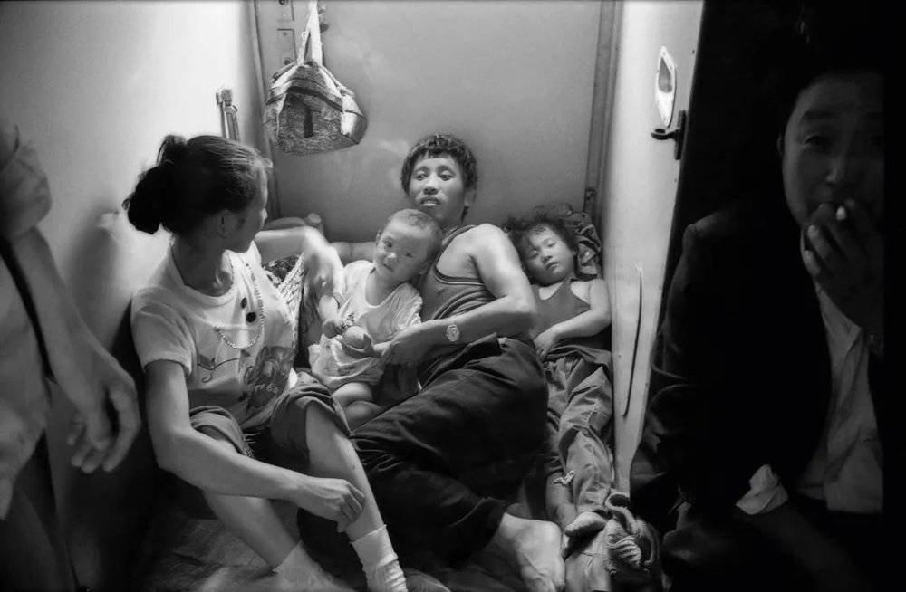 上海-重庆 睡在车厢借口的一家四口 1991年<br>