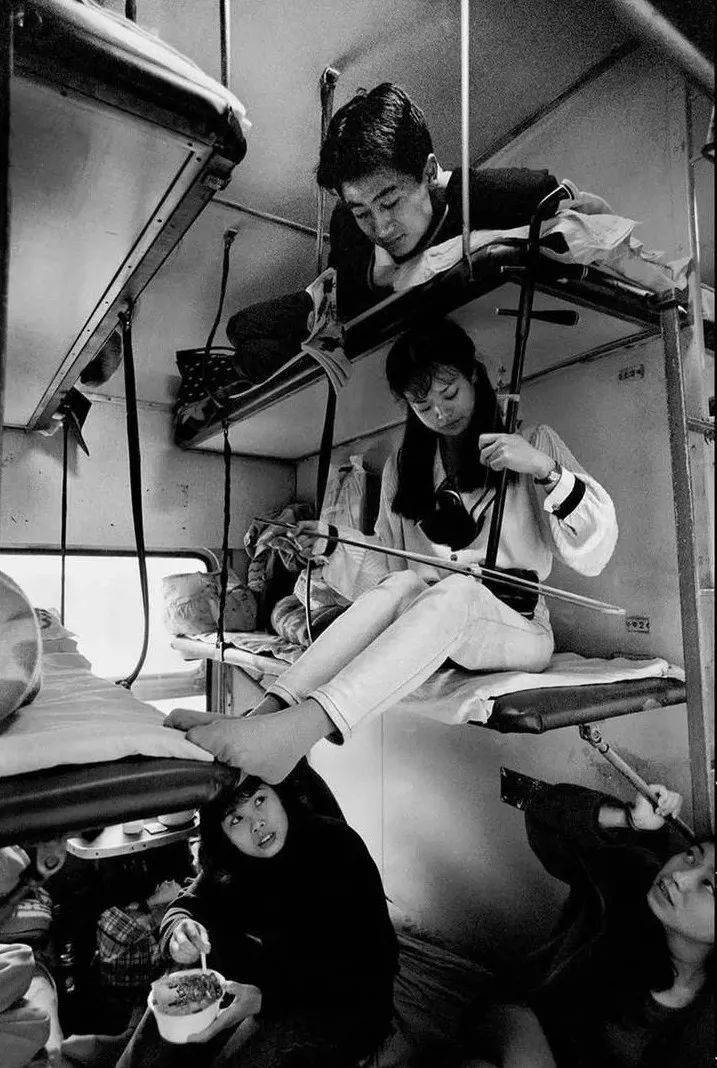 广州-成都 卧铺车厢里拉二胡的姑娘 1996年