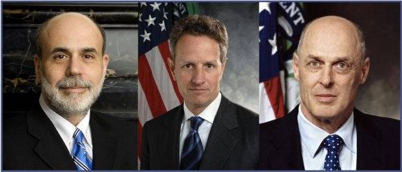 “救市三人组”：时任美联储主席伯南克（左）、纽约联邦储备银行行长盖特纳（中）、财政部长保尔森（右）