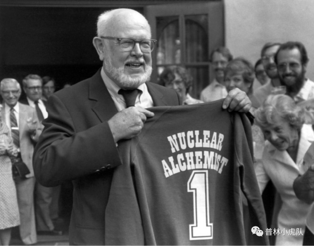 福勒获诺贝尔奖后得到一件写着“核炼金术士”的球衣