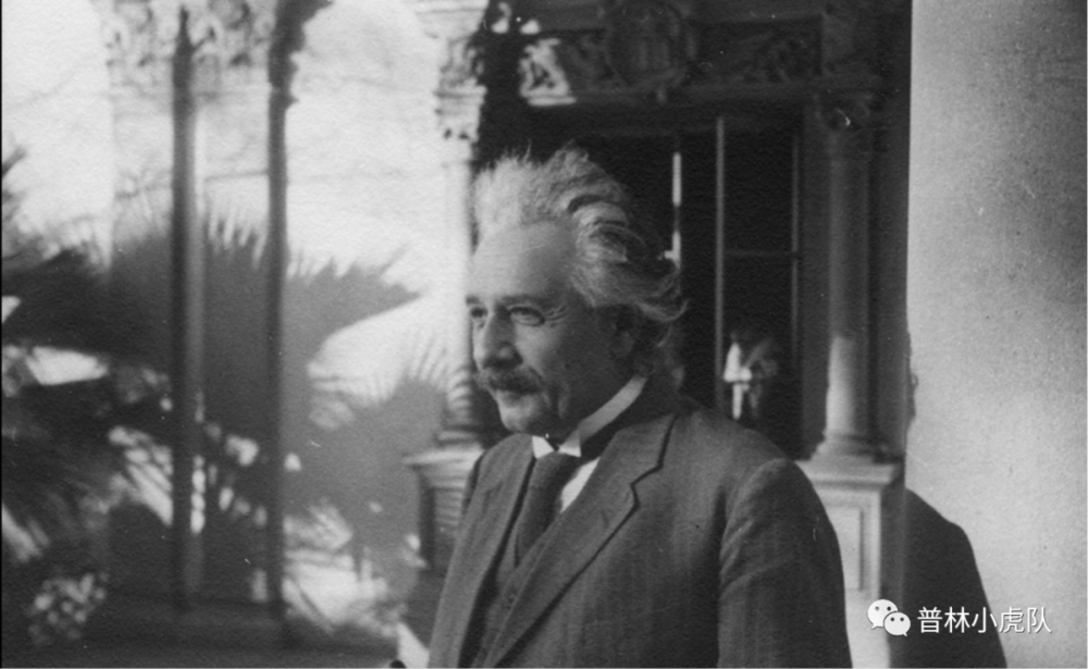 1932年，爱因斯坦在他所居住的加州理工学院教师俱乐部