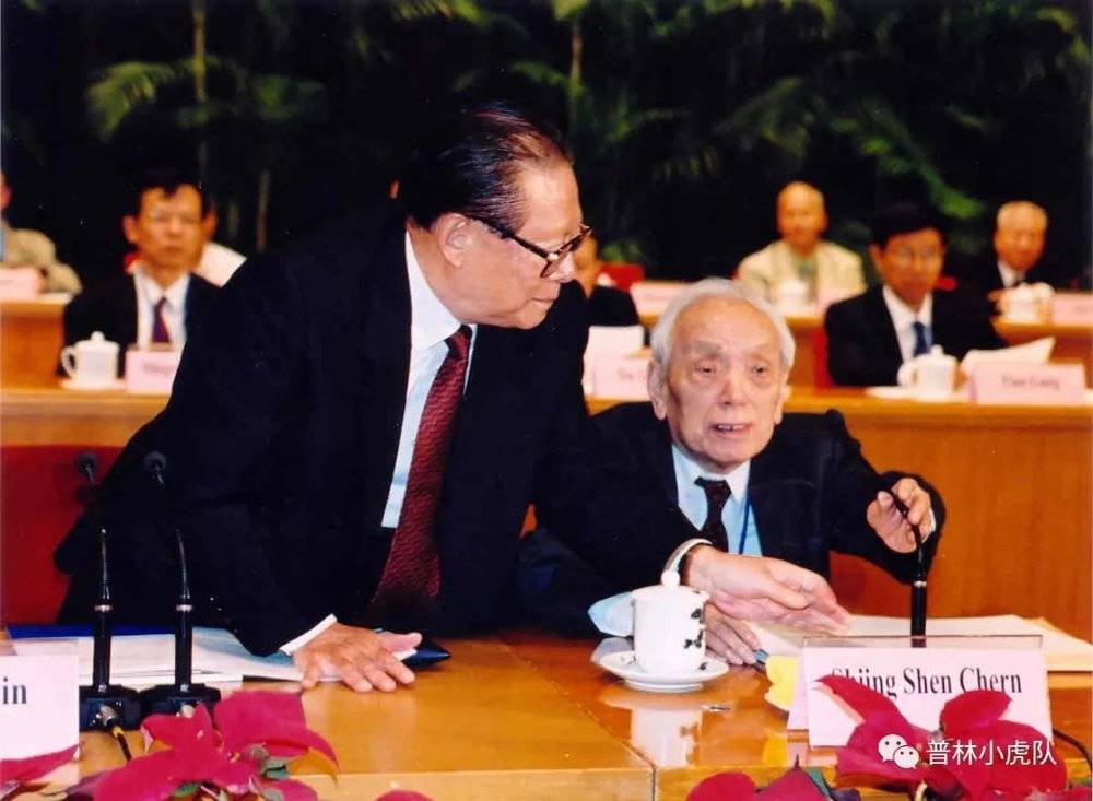 2002年国际数学家大会开幕式上，一位热心的与会者帮陈省身调整话筒